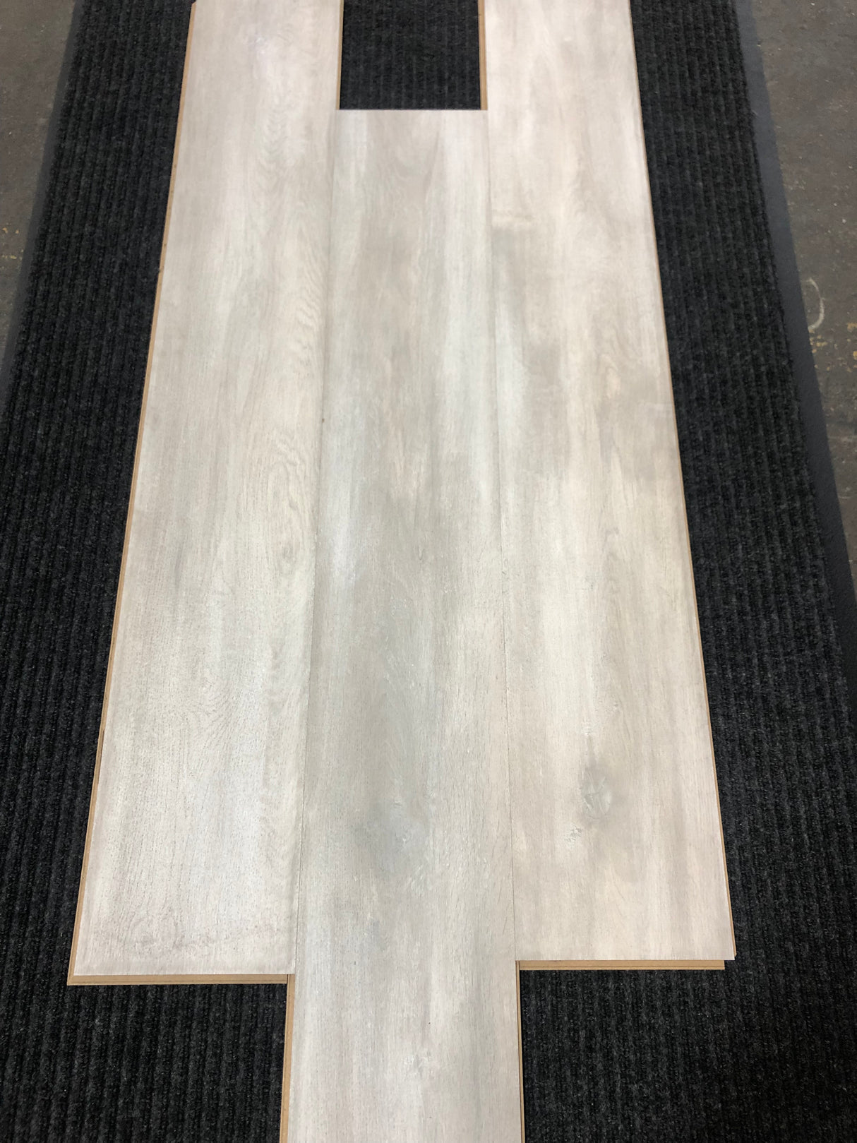 728.97sf - Butterfly - Mohawk - FSD Laminate 12mm - Clearance